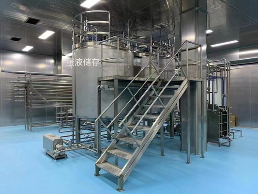 Plant voor het verwerken van vloeibare eieren met breek- en scheidsmachines voor het vullen met pasteurisatoren