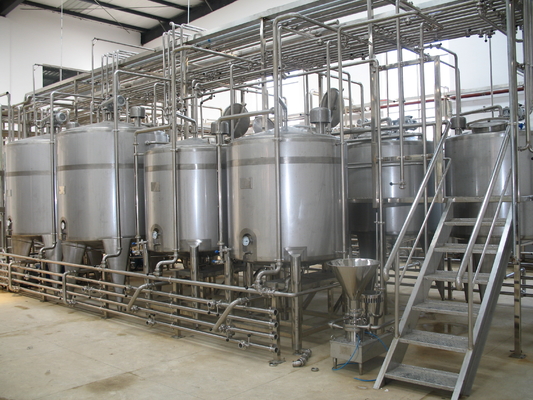 Volledige gepasteuriseerde melkverwerkingslijn voor volle melk magere melk en gearomatiseerde melk aangepaste melkmachine met PLC