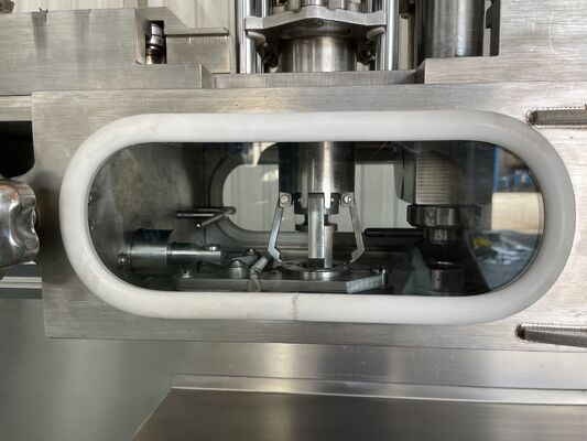 Aanpassen van aseptisch vulsysteem met PLC-besturingssysteem dat een steriele vuloplossing biedt voor de farmaceutische en medische industrie